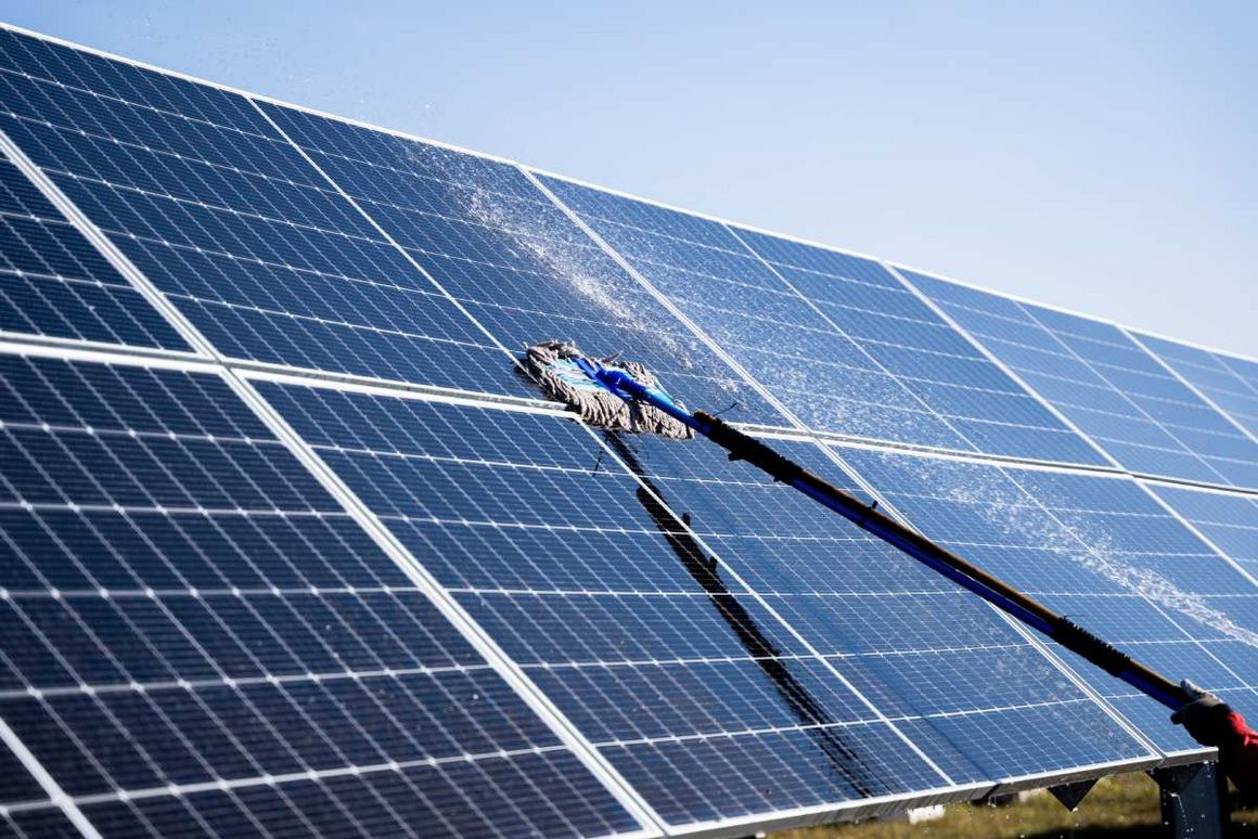 Solarmodule werden mit Wasser gereinigt